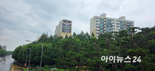 서울 송파구 방이동 오금현대아파트에 조합설립 추진위원회 구성 승인을 축하하는 현수막이 걸려 있다. [사진=이수현 기자]