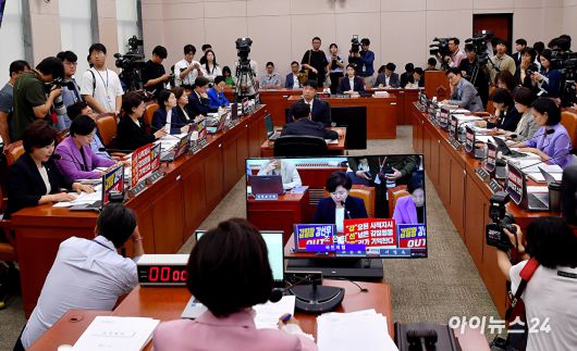 조은희 여성가족위원회 국민의힘 간사를 비롯한 위원들이 14일 서울 여의도 국회에서 열린 강선우 여성가족부 장관 후보자에 대한 인사청문회에서 강 후보자를 규탄하는 손팻말을 들고 있다. [사진=곽영래 기자]