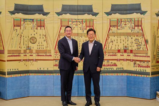 지난 15일 이재명 대통령이 서울 한남동 관저에서 구광모 LG그룹 회장과 만찬 간담회에서 악수하는 모습. 2025.7.18 [사진=연합뉴스]