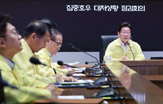 이재명 대통령이 18일 정부서울청사 중앙재난안전상황실 서울상황센터에서 집중호우 대처상황 점검회의를 주재하고 있다. 2025.7.18 [사진=연합뉴스]