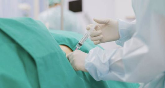 전문의가 주사제를 통해 약물을 투여하고 있다. 기사 내용과 무관한 사진. [사진=픽사베이]