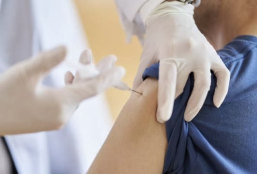 전문의가 주사제를 통해 약물을 팔뚝에 투여하고 있다. 기사 내용과 무관한 사진. [사진=픽사베이]