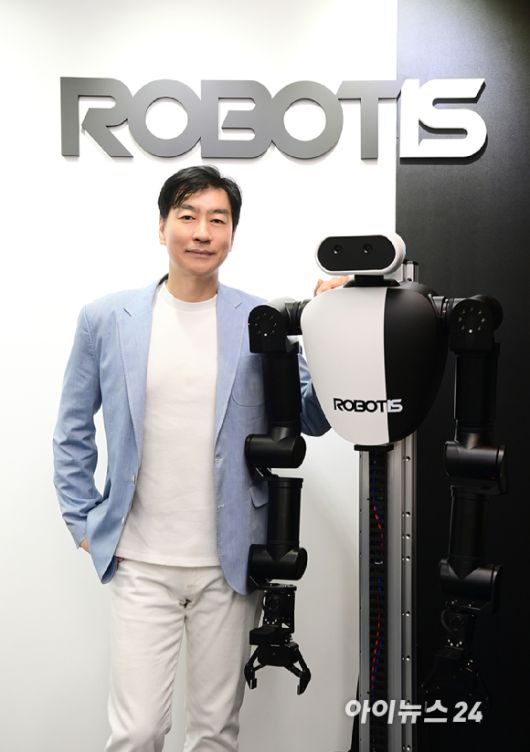 김병수 로보티즈 대표이사가 17일 서울 마곡에 위치한 로보티즈 본사에서 진행된 아이뉴스24와의 인터뷰에 앞서 포즈를 취하고 있다. [사진=정소희 기자]