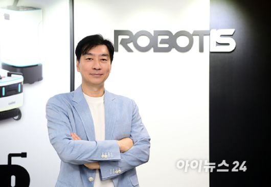 김병수 로보티즈 대표이사가 17일 서울 마곡에 위치한 로보티즈 본사에서 진행된 아이뉴스24와의 인터뷰에 앞서 포즈를 취하고 있다. [사진=정소희 기자]