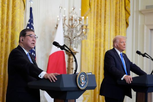 도널드 트럼프(오른쪽) 미국 대통령이 지난 2월 7일(현지시간) 워싱턴 DC 백악관에서 이시바 시게루 일본 총리와 정상회담 뒤 공동 기자회견을 하고 있다. [사진=AP/연합뉴스]