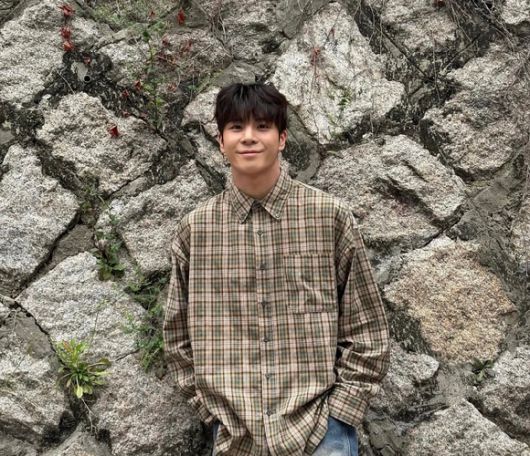 가수 정동원이 조용한 여름 오후 감성을 담은 근황 사진으로 팬들에게 인사를 건넸다. 사진은 돌담 앞에 선 정동원. [사진=정동원 인스타그램]