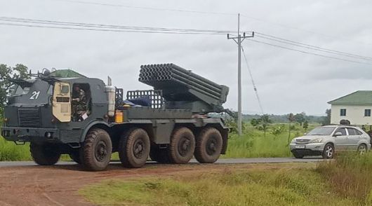 캄보디아 북부 쁘레아비히어르주에서 캄보디아군의 BM-21 다연장로켓포가 이동하고 있다. [사진=AFP/연합뉴스]