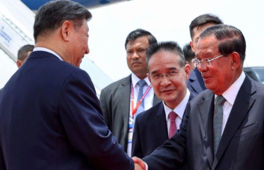 진핑 중국 국가주석(왼쪽)이 지난 4월 17일(현지시간) 캄보디아 프놈펜에 도착, 훈 센 전 캄보디아 총리와 악수하고 있다. [사진=AFP/연합뉴스]
