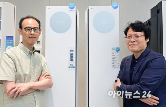LG전자 HS플랫폼사업센터 김락용 연구위원(오른쪽)과 ES사업본부 ES CX담당 박재성 책임이 22일 서울 영등포구 LG트윈타워 건너편 더현대에 자리한 LG전자 매장에서 올해의 에어컨 신제품을 소개하고 있다. [사진=LG전자]
