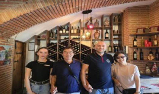 윤영선 전 관세청장 일행이 식당 주인과 함께 사진을 촬영하고 있다. [사진=윤영선]