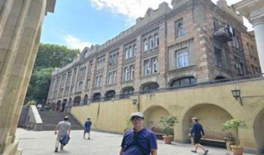 윤영선 전 관세청장이 스탈린이 3년 다녔던 신학대학 건물 앞에서 사진을 촬영하고 있다. [사진=윤영선]