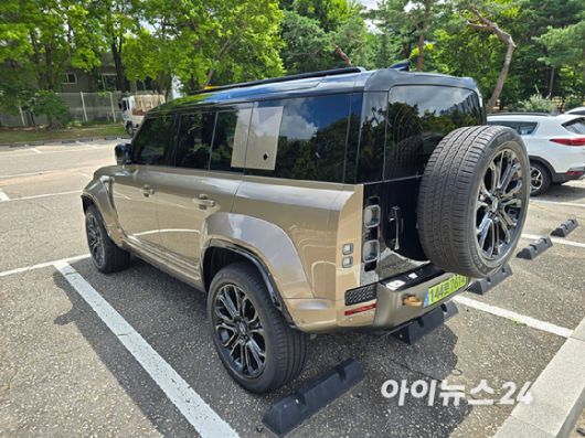 랜드로버 '올 뉴 디펜더 OCTA' 후측면. [사진=김종성 기자]