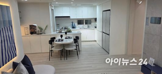 경기도 남양주시 별내동 남양주 왕숙 A1·A2블록 주택전시관에 설치된 A1블록 59㎡A타입 거실. [사진=이수현 기자]