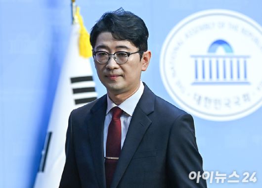 주진우 국민의힘 의원이 지난 24일 오전 서울 여의도 국회 소통관에서 당대표 출마선언 기자회견을 마친 뒤 회견장을 나서고 있다. [사진=곽영래 기자]