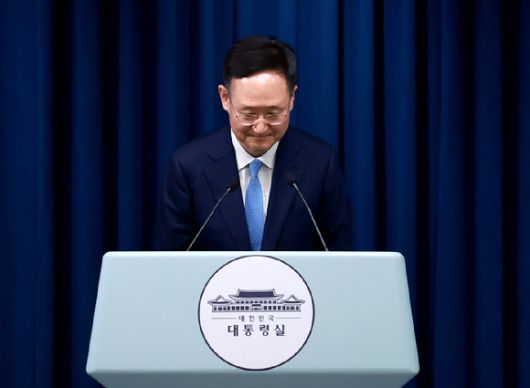 붕욱 대통령실 민정수석이 지난 24일 서울 용산 대통령실 청사에서 강훈식 대통령비서실장 브리핑 뒤 취재진 질문에 답하고 있다. 2025.7.24 [사진=연합뉴스]