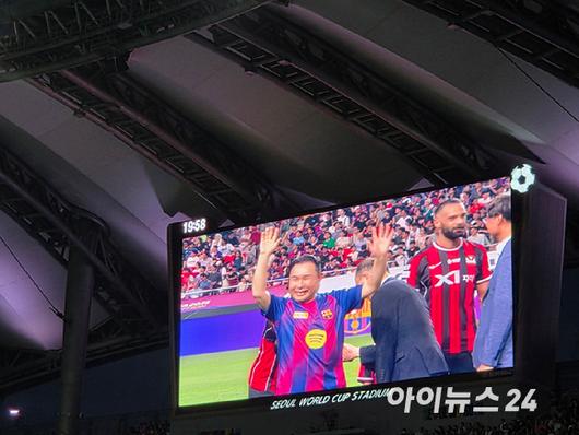 31일 '2025 FC바르셀로나 아시아투어–FC서울 친선경기'에 참석한 윤홍근 BBQ 회장. [사진=전다윗 기자]