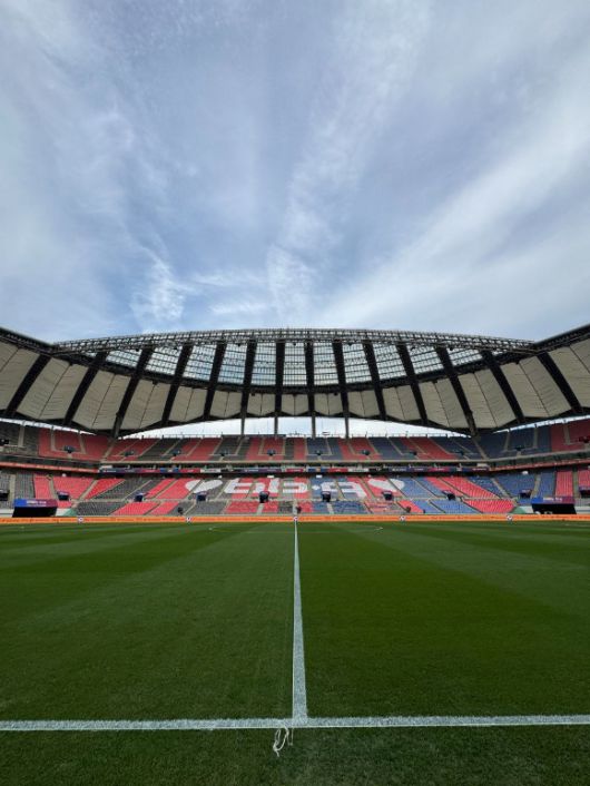 BBQ는 31일 서울월드컵경기장에서 열리는 '2025 FC바르셀로나 아시아투어–FC서울 친선경기'에 3만여 명의 관람객을 초청했다. [사진=BBQ]