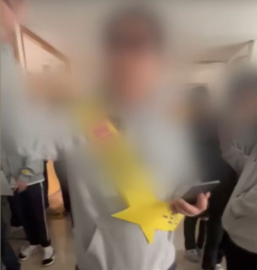 해당 남성이 학년 대표에 나가 선거 활동을 벌이고 있다. [사진=JTBC '사건반장']