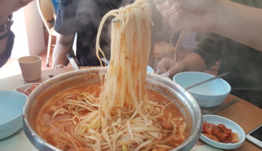 모리국수도 갱시기와 비슷한 음식으로 평가된다. 사진은 모리국수. [사진=위키피디아]