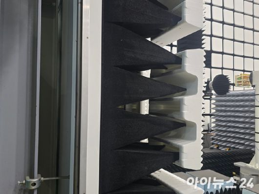 25m 대형 전자파 차폐실의 벽면 구조 모습. [사진=안세준 기자]