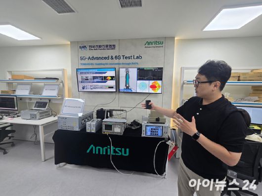 4일 박세호 한국전자파진흥협회(RAPA) 전자파기술원 IoT기술지원센터장이 센터 내 위치한 5G 어드밴스드 및 6G 테스트랩을 소개하고 있는 모습. 이곳에서는 기업체에서 개발한 5G FR3 및 6G 분야의 안테나/단말/모듈의 개념검증을 비롯한 무선공존 실증 환경 지원, 기술동향 세미나 등 전문교육 등이 진행된다. [사진=안세준 기자]