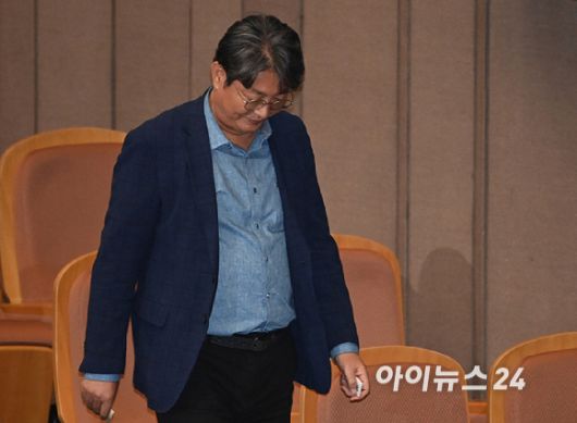 '차명거래 논란'에 휩싸인 이춘석 더불어민주당 의원이 5일 오후 서울 여의도 국회 본회의에서 방송법 일부개정법률안(대한)에 대한 무제한토론 종결동의의 건에 대해 투표를 하고 있다. [사진=곽영래 기자]