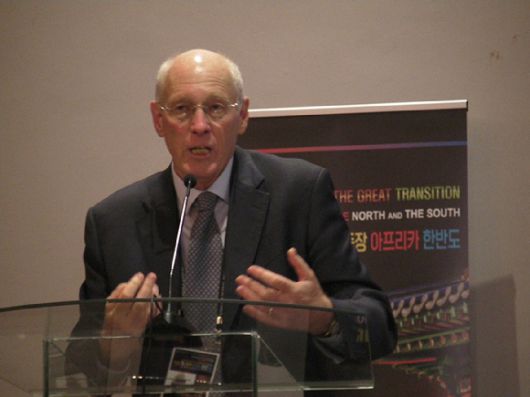 존 에버라드(John Everard) 전 평양주재 영국 대사가 지난 6일(현지시간) 케냐 나이로비국립대 찬다리아 센터(Chandaria center)에서 열린 제26회 세계코리아포럼에서 '평양에서 일어나고 있는 현상'을 주제로 발표하고 있다. [나이로비/사진=박동석 기자]