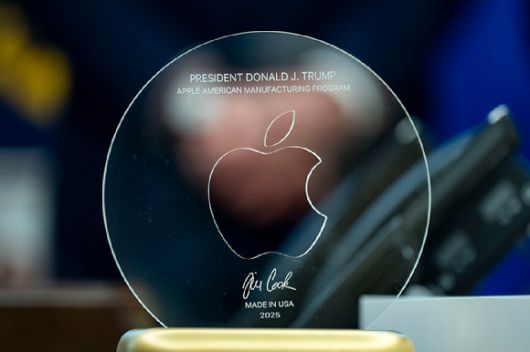 도널드 트럼프 미국 대통령과 팀 쿡 애플 CEO가 향후 4년간 총 6000억 달러가 넘는 1000억 달러 규모의 미국 투자를 추가로 발표하는 것을 기념하는 명판이 6일(현지시간) 워싱턴 DC 백악관 집무실의 레졸루트 데스크에 놓여 있다. [사진=로이터 연합뉴스]