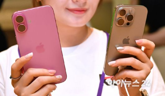 KT 아이폰 16 개통 행사에서 고객들이 아이폰 16을 체험하고 있다.[사진=곽영래 기자]