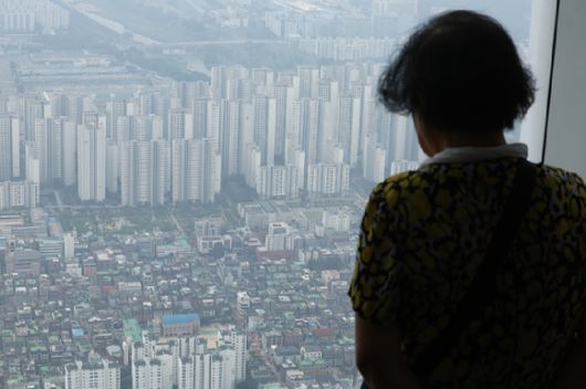 서울 송파구 롯데월드타워 전망대 서울스카이에서 바라본 서울 시내 아파트 및 빌라단지의 모습. [사진=연합뉴스]