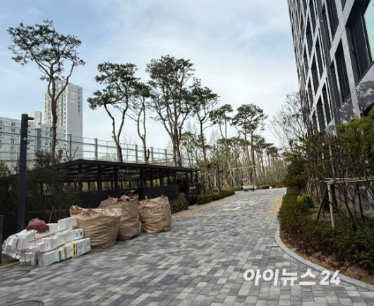 올림픽파크포레온 1층 아파트 거실과 쓰레기장이 마주보고 있다. 이렇게 쓰레기를 모아두었다가 아침마다 차량이 수거해간다.  [사진=독자 제공]