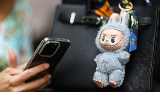 가방에 달려 있는 라부부 인형. [사진=연합뉴스]