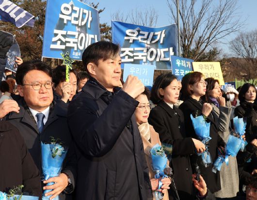자녀 입시 비리와 청와대 감찰 무마 등 혐의로 기소돼 징역 2년 형이 확정된 조국혁신당 조국 전 대표가 지난해 12월 16일 오전 경기도 의왕 서울구치소 앞에서 수감되기 전 지지자들을 향해 주먹을 쥐어보이고 있다. [사진=연합뉴스]