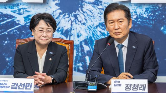 더불어민주당 정청래 대표와 조국혁신당 김선민 당 대표 권한대행이 지난 5일 국회에서 만나 대화하고 있다. 2025.8.5 [사진=연합뉴스]