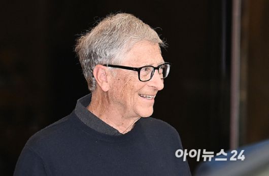 마이크로소프트(MS) 창업자인 빌 게이츠 '빌 앤 멜린다 게이츠 재단' 공동이사장이 20일 오후 서울김포비즈니스항공센터(SGBAC)를 통해 입국하고 있다. [사진=곽영래 기자]