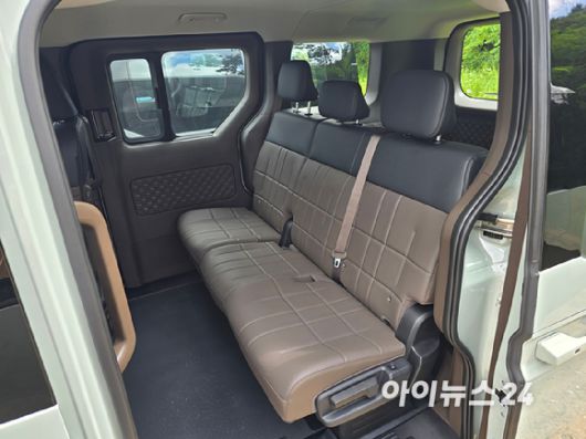 기아 'PV5' 패신저 모델 2열 인테리어. [사진=김종성 기자]