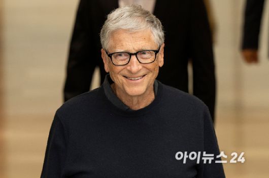 마이크로소프트(MS) 창업자인 빌 게이츠 '빌 앤 멜린다 게이츠 재단' 공동이사장이 20일 오후 서울김포비즈니스항공센터(SGBAC)를 통해 입국하고 있다. [사진=곽영래 기자]