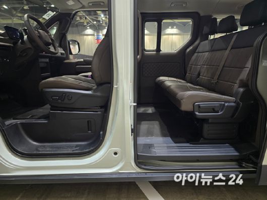 기아 'PV5' 패신저 모델 측면에서 본 차체 바닥 높이. [사진=김종성 기자]