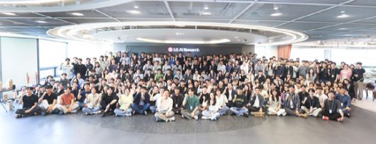 LG AI연구원 임직원들이 새 사옥에서 단체 기념 촬영을 하고 있다. [사진=LG]
