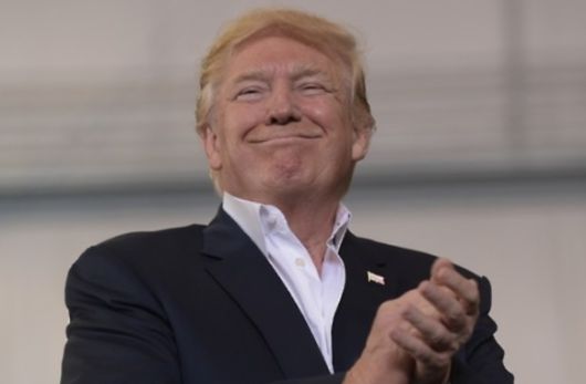 트럼프 미국 대통령이 지지자들에게 연설한 후 웃으며 박수치고 있다. [사진=AP/연합뉴스]