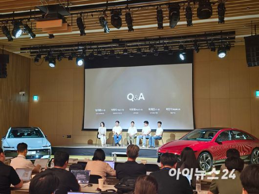 현대차 연구원들이 28일 경기도 고양 현대모터스튜디오 고양에서 열린 '더 뉴 아이오닉 6 테크토크' 행사에서 기자들의 질문에 답하고 있다. [사진=김종성 기자]