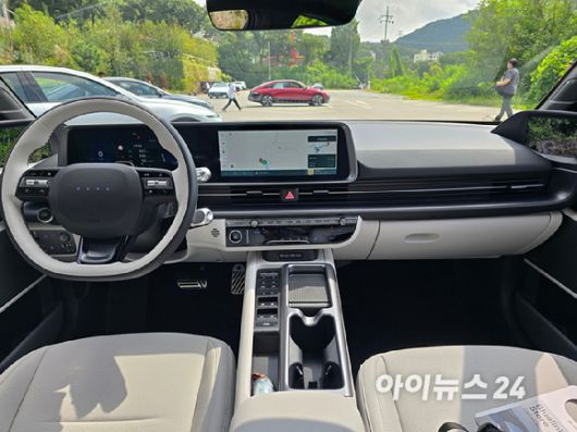 현대차 '더 뉴 아이오닉 6' 운전석 인테리어. [사진=김종성 기자]
