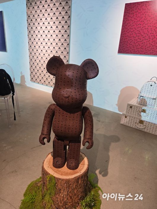 인덴야가 코슈 인덴 기법으로 제작한 베어브릭. 뒤로 인덴야가 사슴가죽으로 제작한 작품들이 전시돼 있다. [사진=박은경 기자]