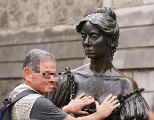 관광객들은 동상의 특정 부위를 계속 만지고 있다. 사진은 해당 동상의 가슴 부위를 만지고 있는 관광객. [사진=BRIAN LAWLESS]