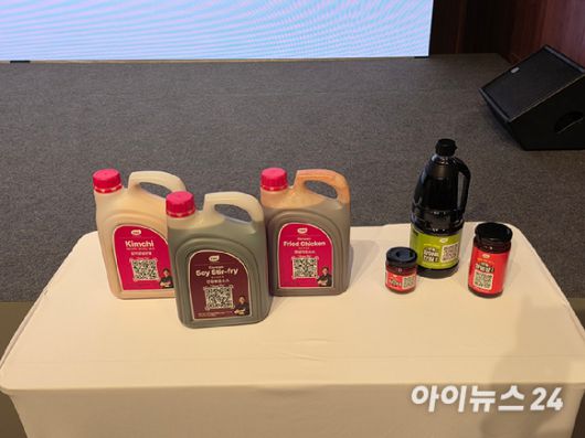 더본코리아의 글로벌 B2B 수출용 TBK 소스. 소스통에 QR코드 레시피가 적용돼 있다. [사진=전다윗 기자]