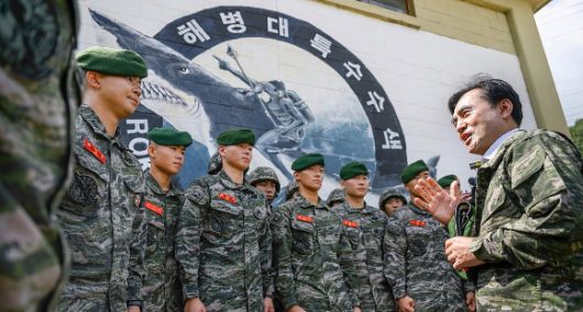 안규백 국방부 장관이 지난달 27일 해병대 특수수색대대를 방문해 장병들을 격려하고 있다. [사진=국방부/연합뉴스]