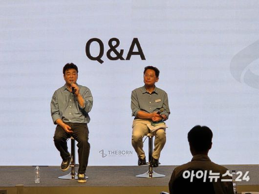 백종원(왼쪽) 더본코리아 대표가 3일 서울신라호텔 영빈관에서 열린 'TBK(더본코리아) 글로벌 B2B 소스' 론칭 시연회에서 기자들의 질문에 답변하고 있다. [사진=전다윗 기자]