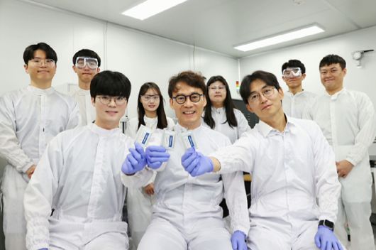 KAIST와 LG에너지솔루션 공동연구팀이 새로운 리튬메탈전지 기술을 개발했다. KAIST  생명화학공학과 권혁진 박사과정, 김희탁 교수, 기계공학과 김성수 교수((앞줄 왼쪽부터). [사진=KAIST]