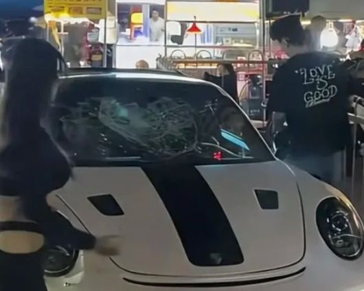 해당 여성이 차량 전면 유리를 박살냈다. [사진=바이두 갈무리]