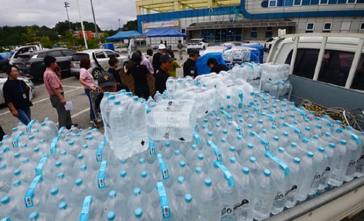 5일 강원 강릉시 강남동 강남축구공원에서 주민들에게 생수를 나눠주고 있다. 강릉시는 수돗물 사용을 조금이라도 줄이고자 저수율 10% 이하에 배부하기로 했던 218만개의 생수를 1인당 12ℓ씩 배부하고 있다. 2025.9.5 [사진=연합뉴스]